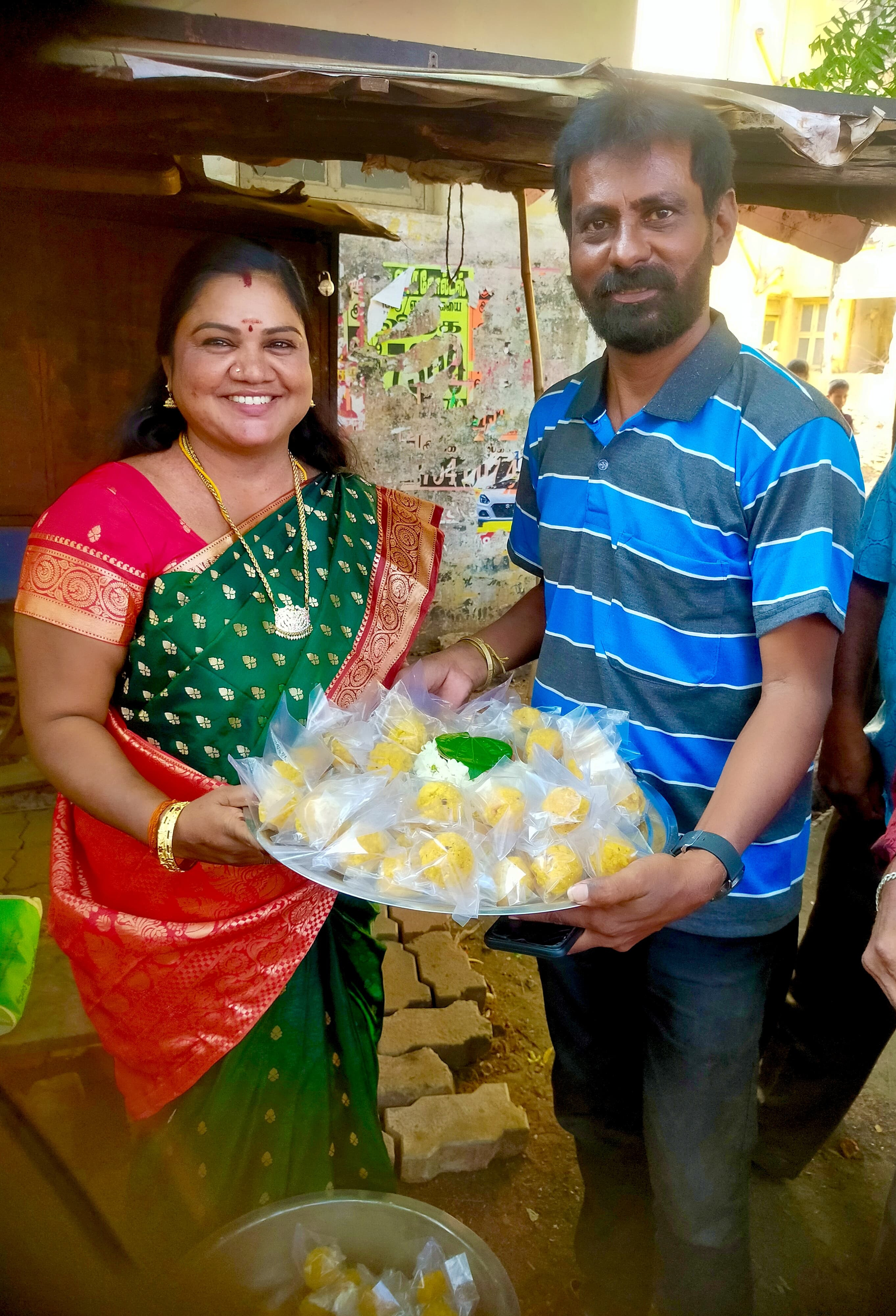 மாபெரும் அன்னதானம்...! சினி துறையினர் பங்கேற்பு...!