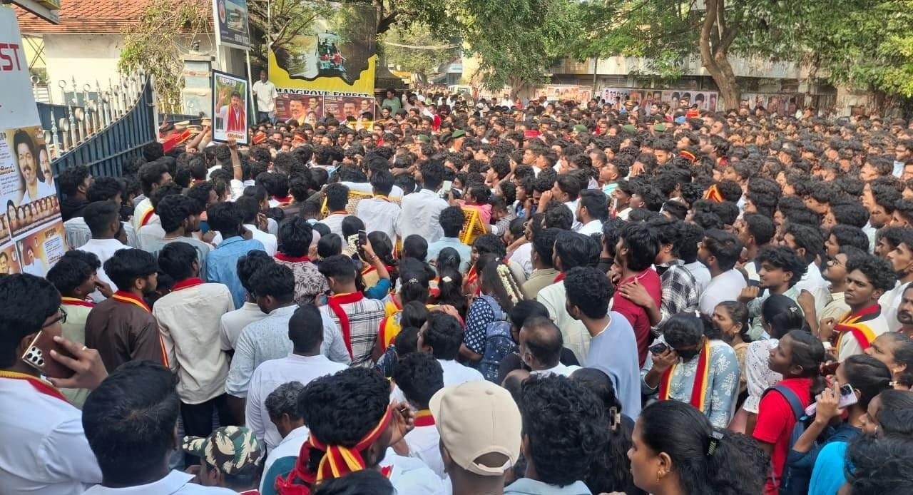 முதல் பரப்புரைக் கூட்டம்...!  துப்பாக்கியுடன் வந்த நபரால் பரபரப்பு..! நடப்பது என்ன...??