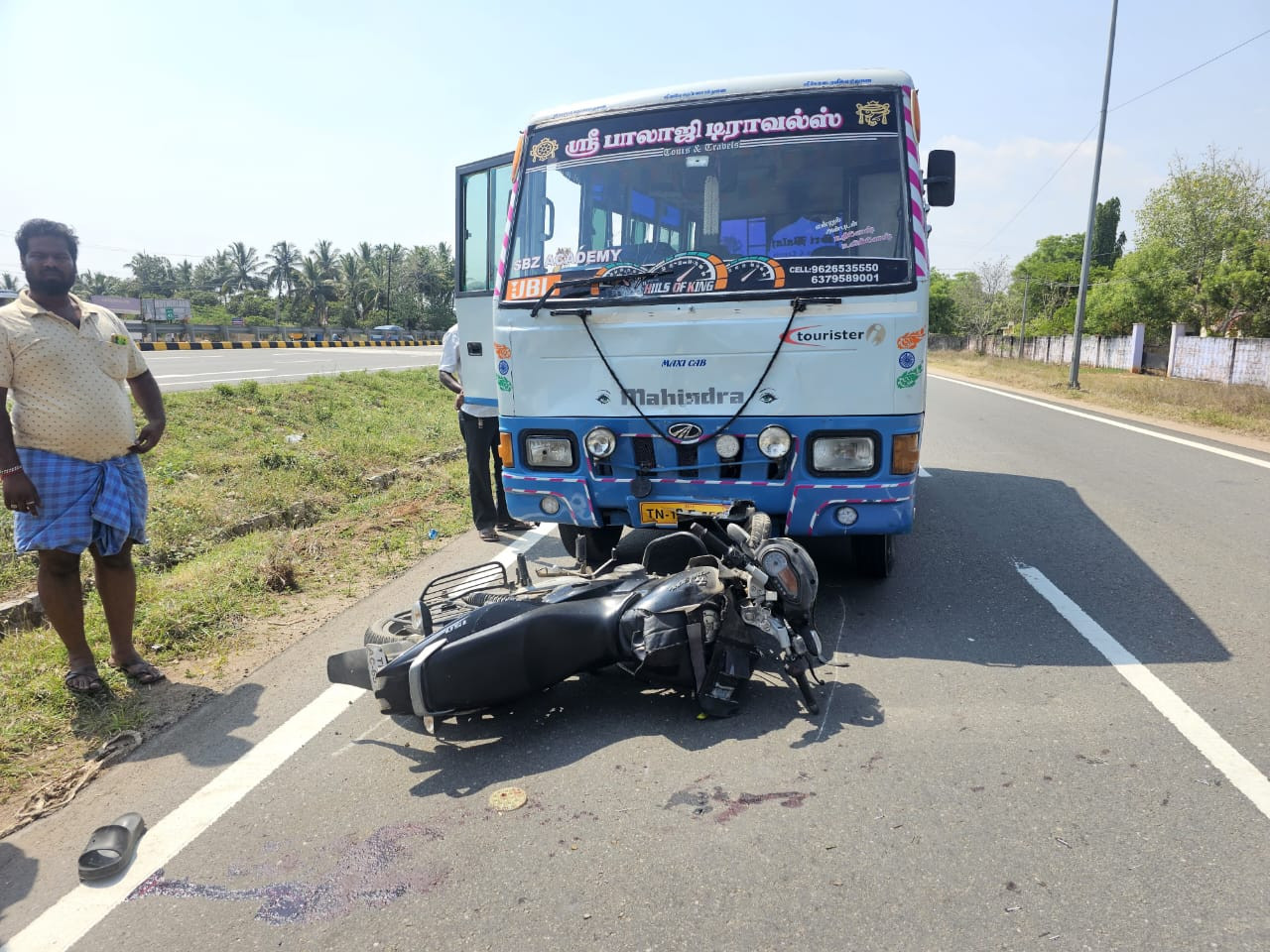 இருசக்கர வாகனம் மீது வேன் மோதி விபத்து...!