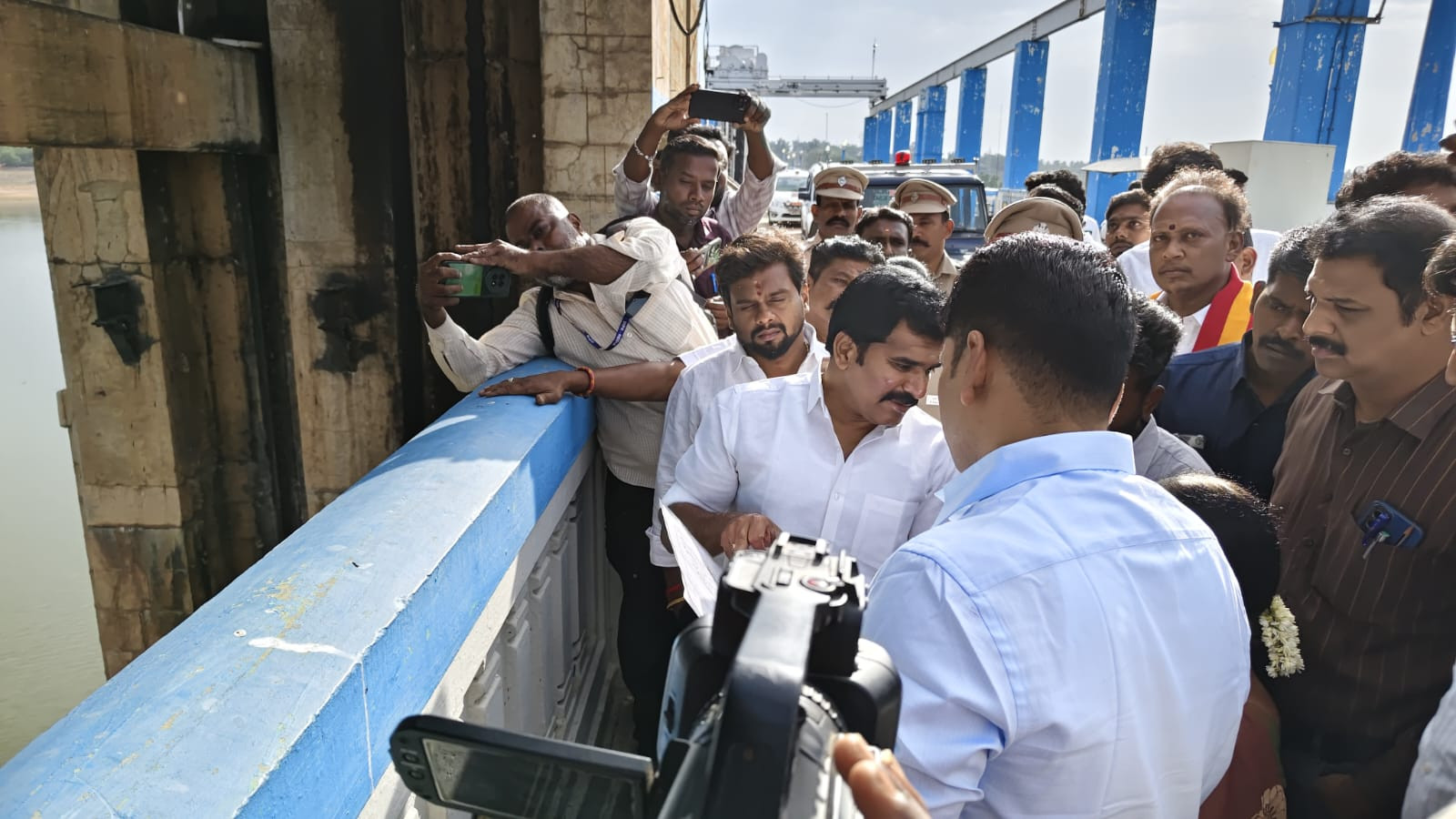 வைகை அணை தூர்வார நடவடிக்கை எடுக்கப்படும் மின்சார துறை அமைச்சர் தகவல்....!!!!