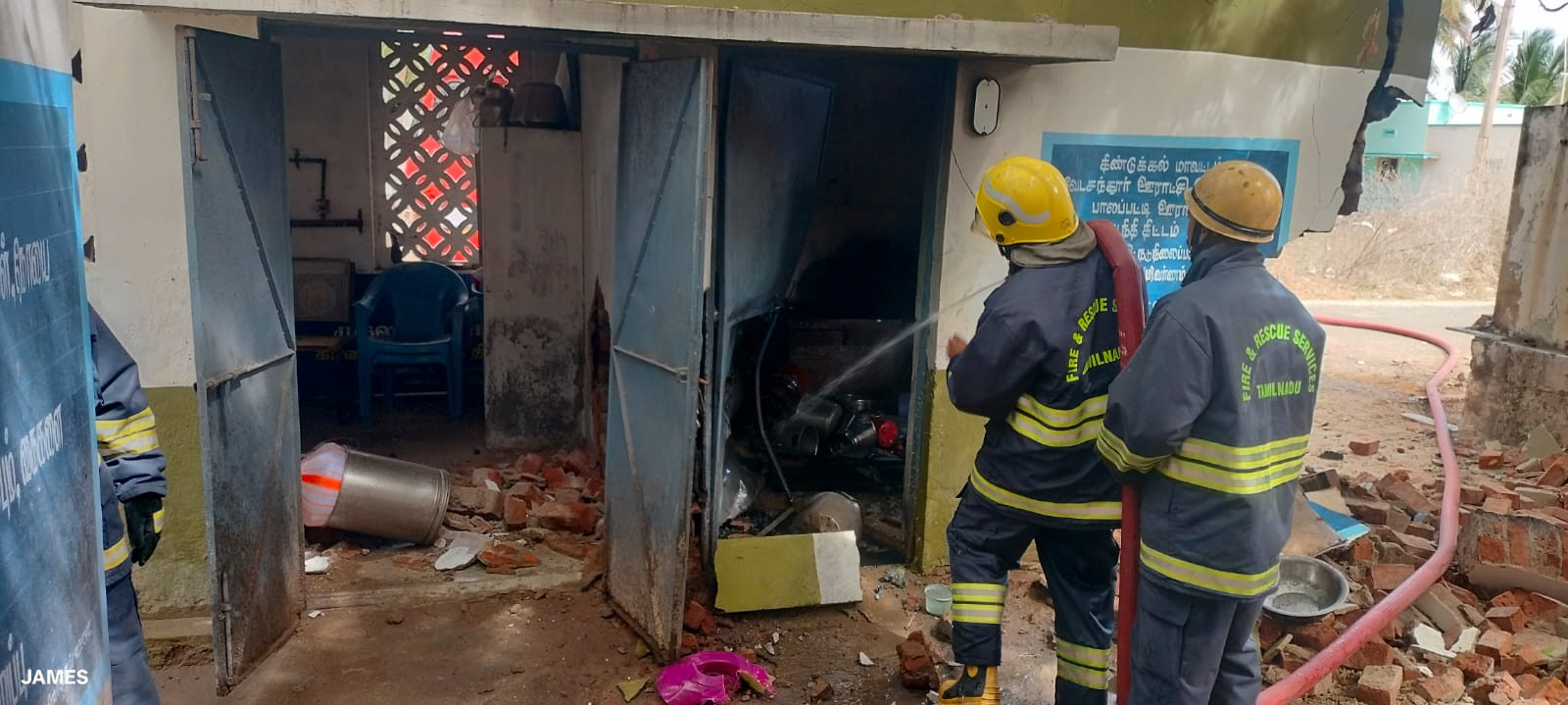 ஊராட்சி ஒன்றிய நடுநிலைப்பள்ளி சிலிண்டர் வெடிப்பு..! பெரும் அசம்பாவிதம் தவிர்ப்பு...!