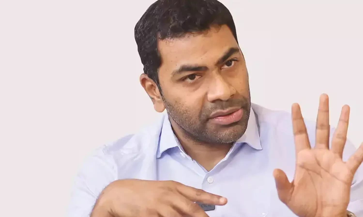 மரணத்தின் வலியையும், அழுகுரலையும் கடந்து செல்ல வழியின்றி தவித்துவருகிறேன்...! த.வெ.க. ஆதவ் அர்ஜுனா வேதனை...!