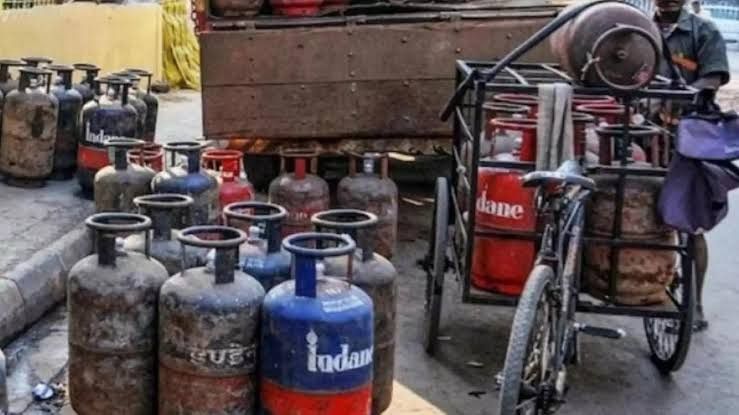 சிலிண்டர் விலை குறைப்பு..! புதிய விலை நிலவரம்..! இன்று முதல்...!