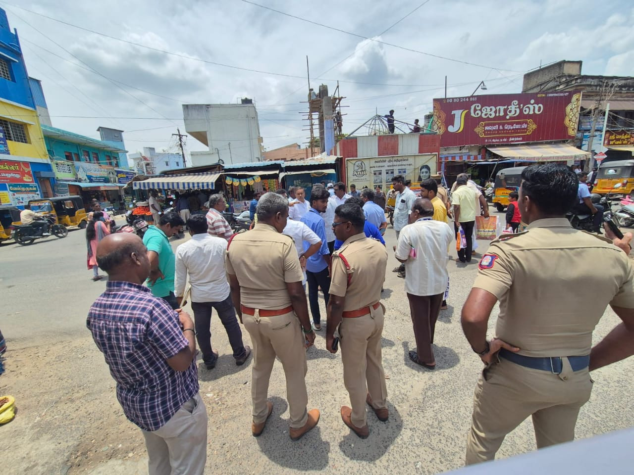போலீசார், மாநகராட்சி நகரமைப்பு பிரிவு அதிகாரிகள் திடீர் ஆய்வு...!  