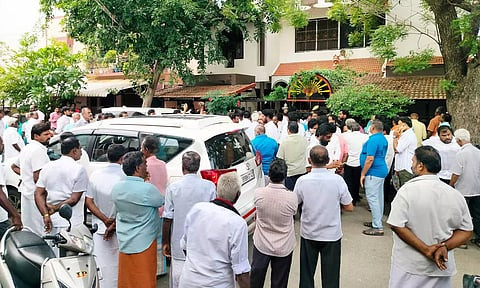 அமைச்சர் ஐ.பெரியசாமி காரில் அதிரடி சோதனை...!