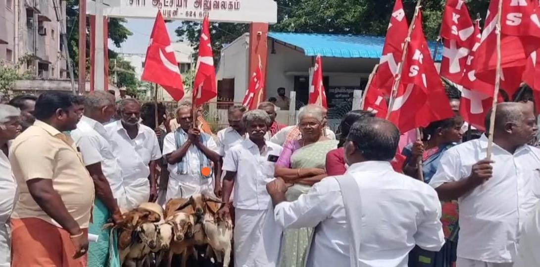 இழப்பீடு கேட்டு நூதன முறையில் போராட்டம்....! 