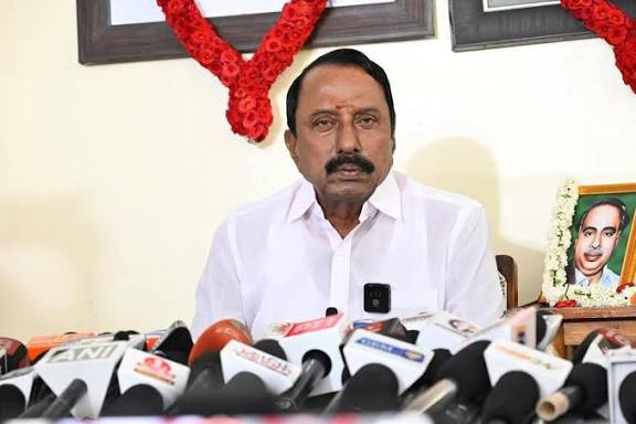 முன்னாள் அதிமுக அமைச்சர்...! கொடுத்த டுவிஸ்ட்...! அரசியலில் திடீர் திருப்பம்...!