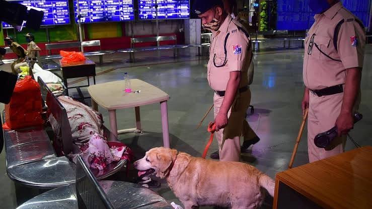 எதிர்கட்சித் தலைவர் வீட்டில்...! போலீசார் மோப்பநாய் உதவியுடன் சோதனை...! 