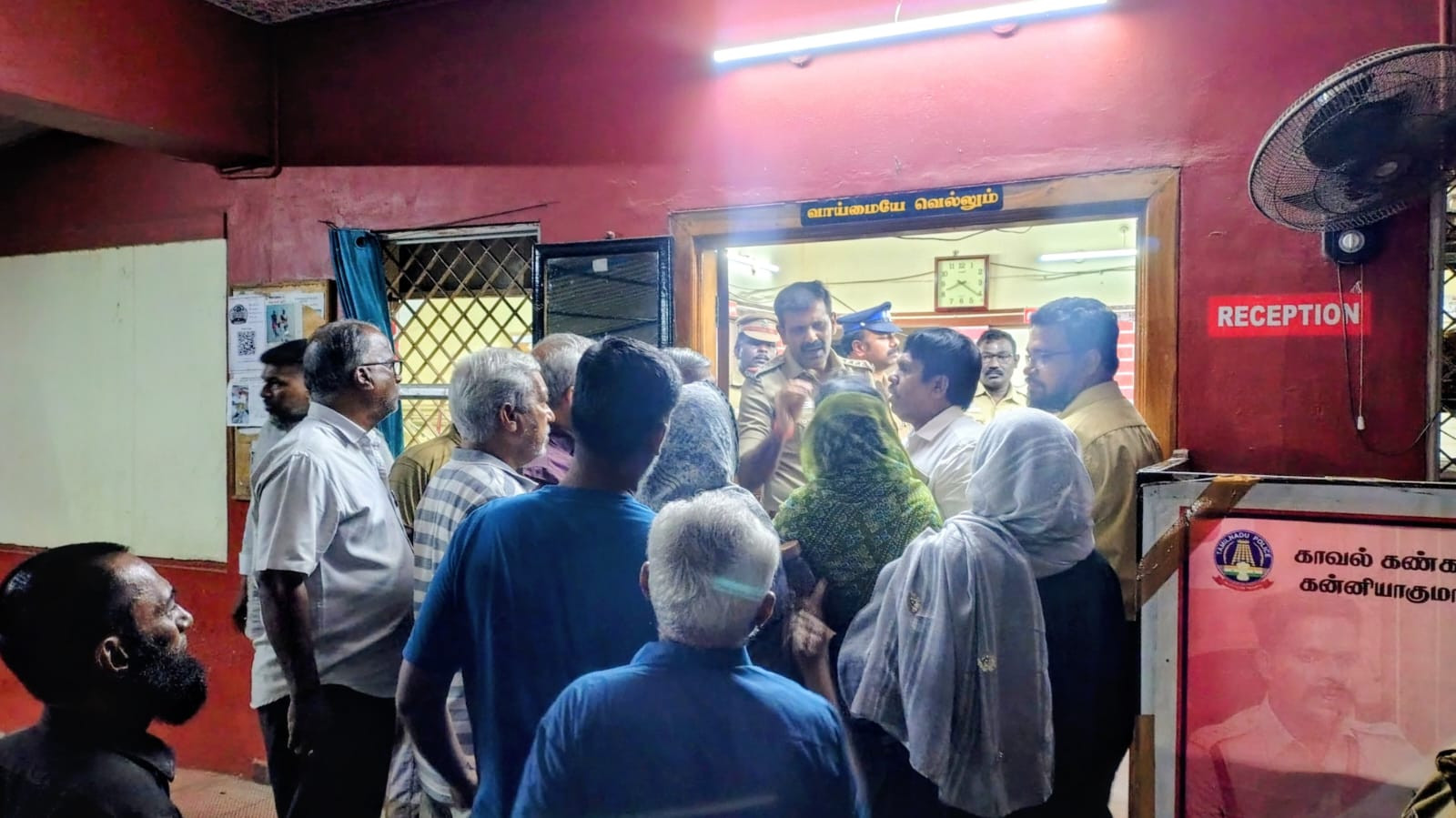 பள்ளிவாசலில் முறைகேடு  -  ஊழியர் தற்கொலை  - போலீஸ் ஸ்டேஷன்  முற்றுகை  - நாகர்கோயிலில் பரபரப்பு. !