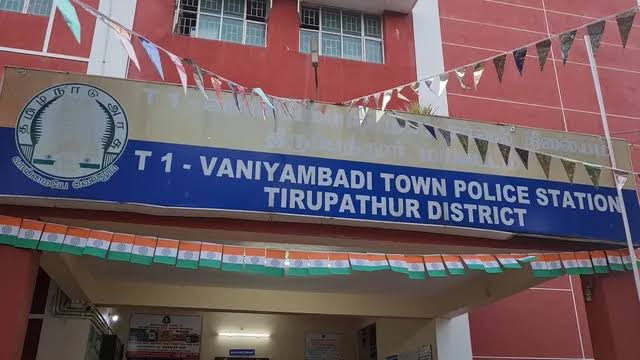 2 ஆயுதப்படை காவலர்கள் சஸ்பெண்ட்...! இளைஞர் கைது...! 