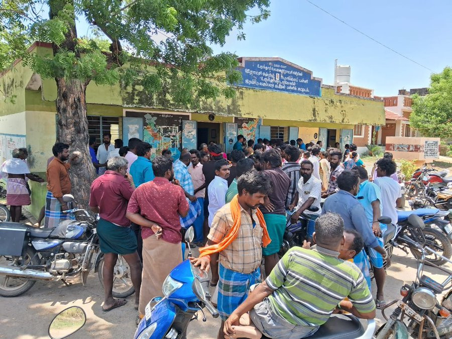 பள்ளி அருகே மர்ம நபர்கள்...! பெற்றோர் அச்சம்...! காவல் நிலையத்தில் ஒப்படைப்பு..!