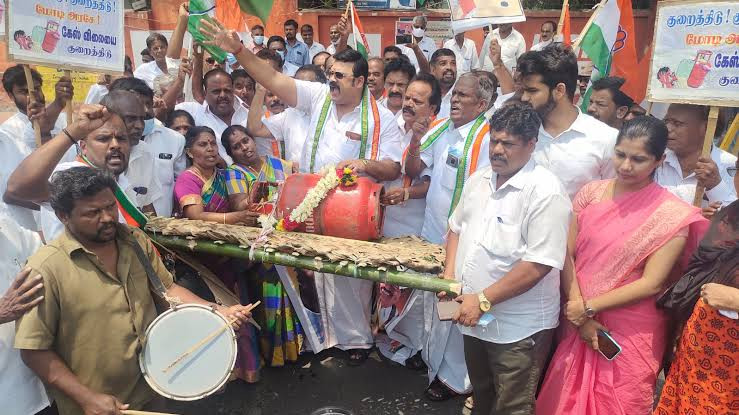 சமையல் எரிவாயு விலை மாற்றம்...! காங்கிரஸ் கடும் கண்டனம்...!