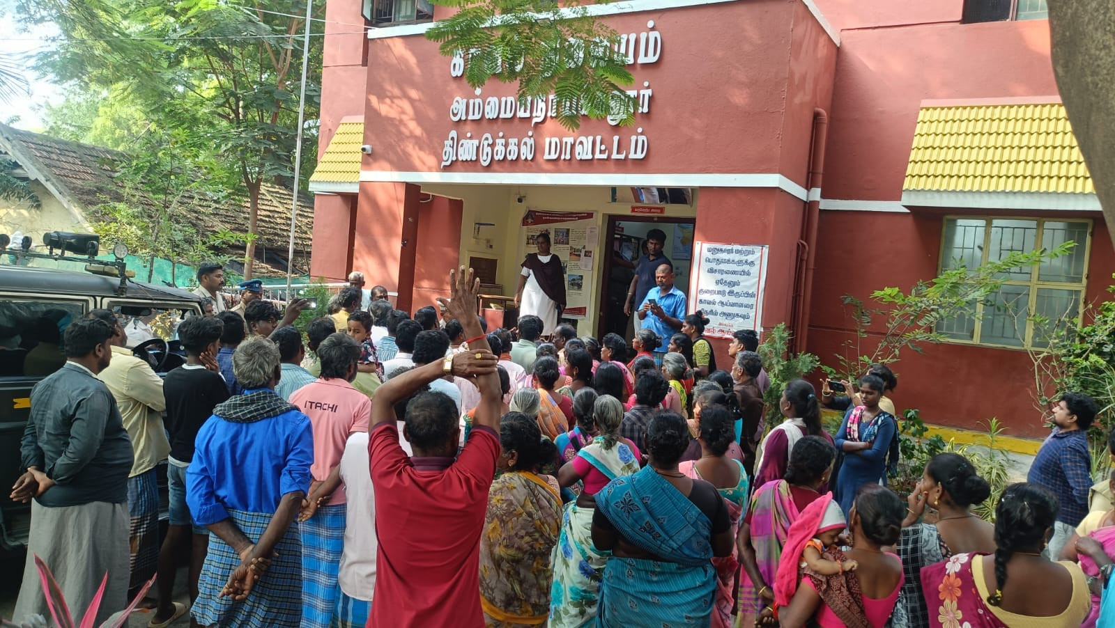 திண்டுக்கல்லில் பரபரப்பு..! பெண் மர்ம மரணம்...! காவல் நிலையம் முற்றுகை..!