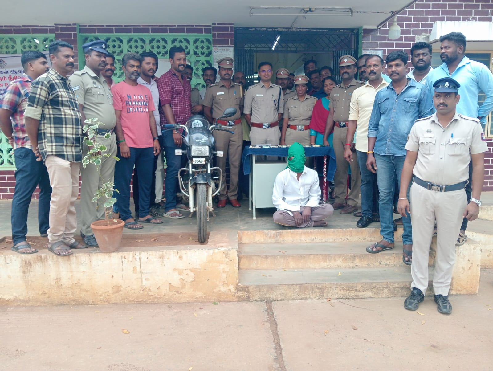 தேவகோட்டையில் நகை மற்றும் ரொக்க பணம் திருட்டு :