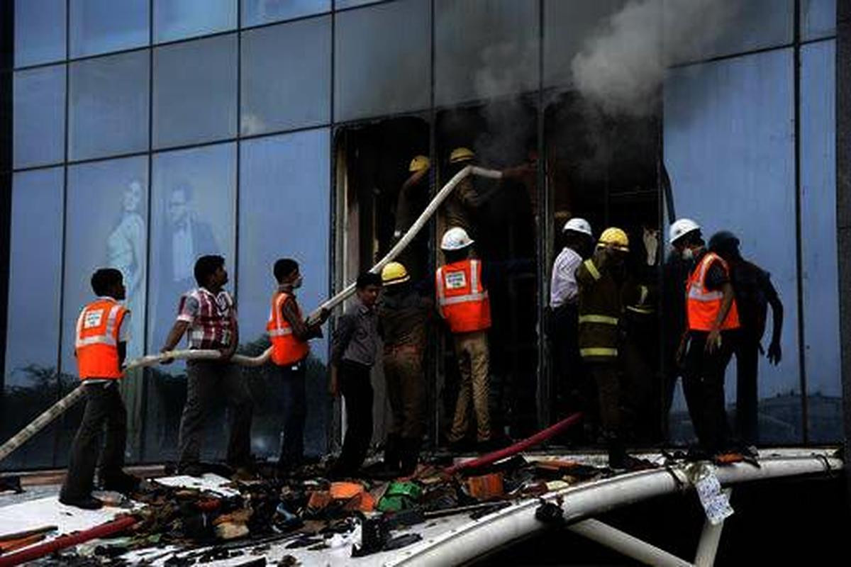 தீ விபத்து...! பெரும் அசம்பாவிதம் தவிர்ப்பு...! அலறியடித்து வெளியேறிய வாடிக்கையாளர்கள்...!