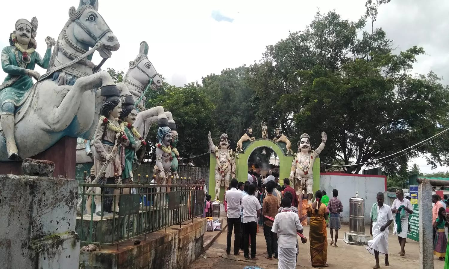 ஏலத்திற்கு நீதிமன்றத் தடை..! ஏலம் எடுக்க வந்தவர்கள் ஏமாற்றம்...!