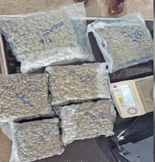 விமான நிலையத்தில் உயர் ரக கஞ்சா பறிமுதல்...! வாலிபர் கைது..!  