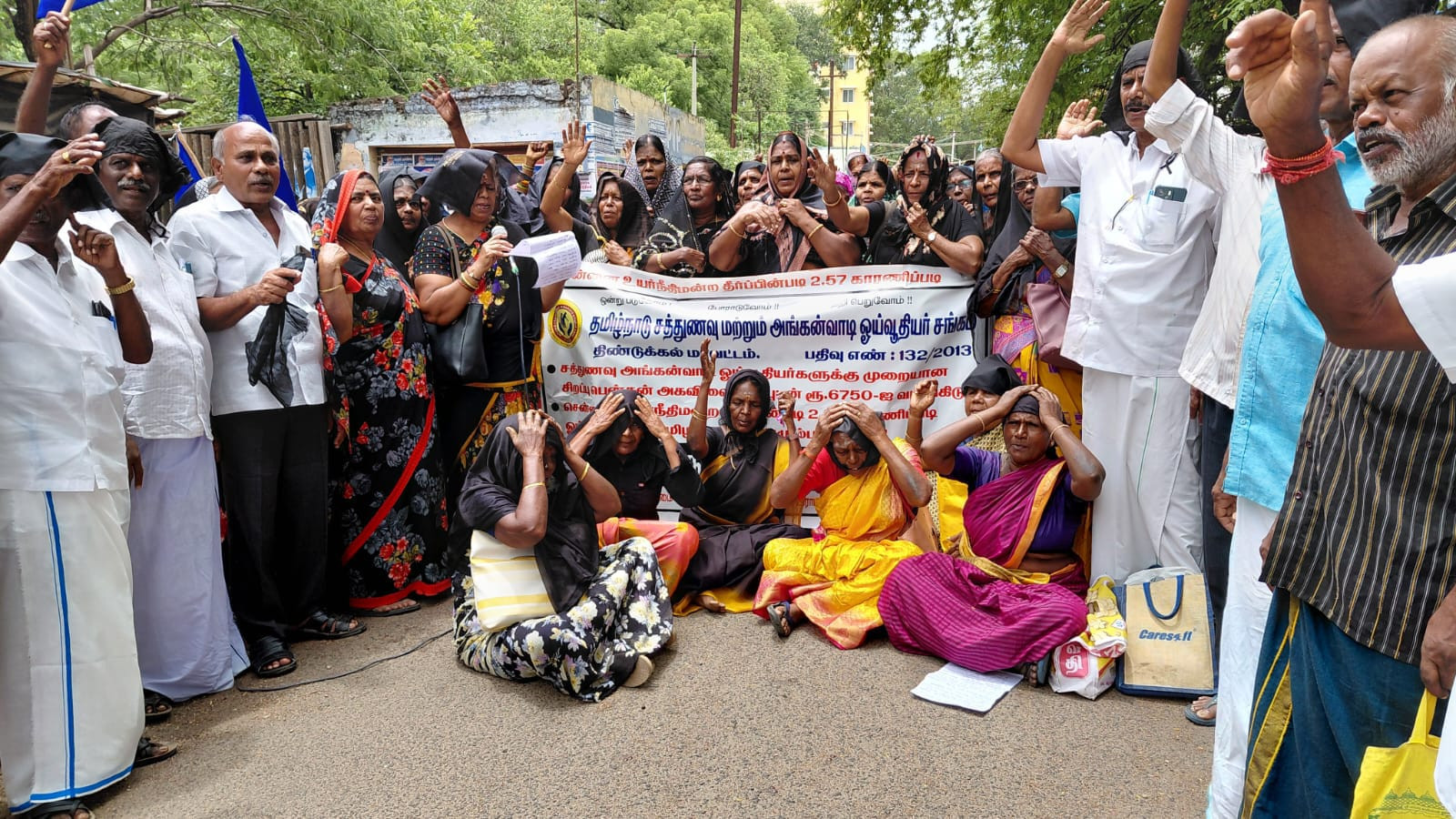 சாலையில் ஒப்பாரிப் போராட்டம்..! கோரிக்கைகள் வலியுறுத்தல்..! பரபரப்பு...!