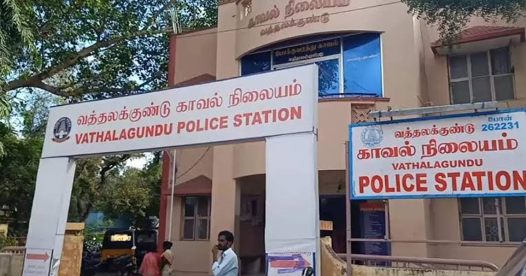 திமுக நிர்வாகி வீட்டில் பெட்ரோல் குண்டு வீச்சு..! பெரும் பரபரப்பு...!