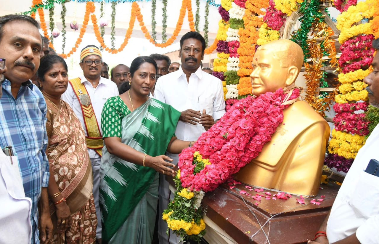 முன்னாள் அமைச்சர் பிறந்தநாள்....!அரசு சார்பில் கலெக்டர் மரியாதை...!