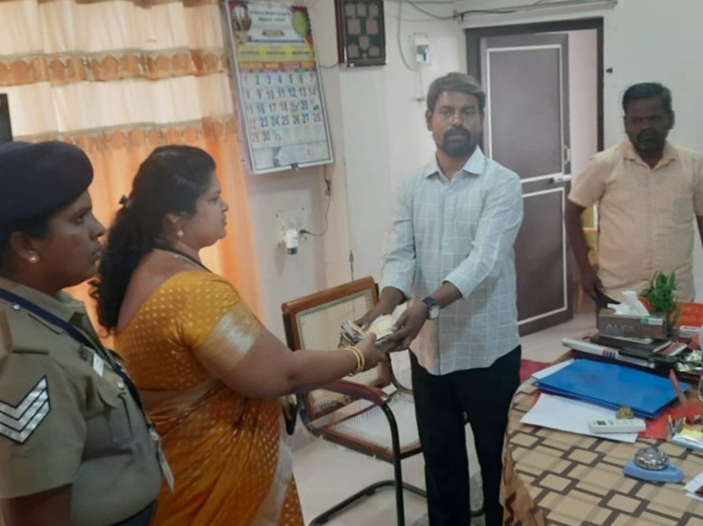 பறக்கும் படை அதிரடி..! ஆட்டு வியாபாரியிடம் ரூ.1.81 லட்சம் பறிமுதல்...!