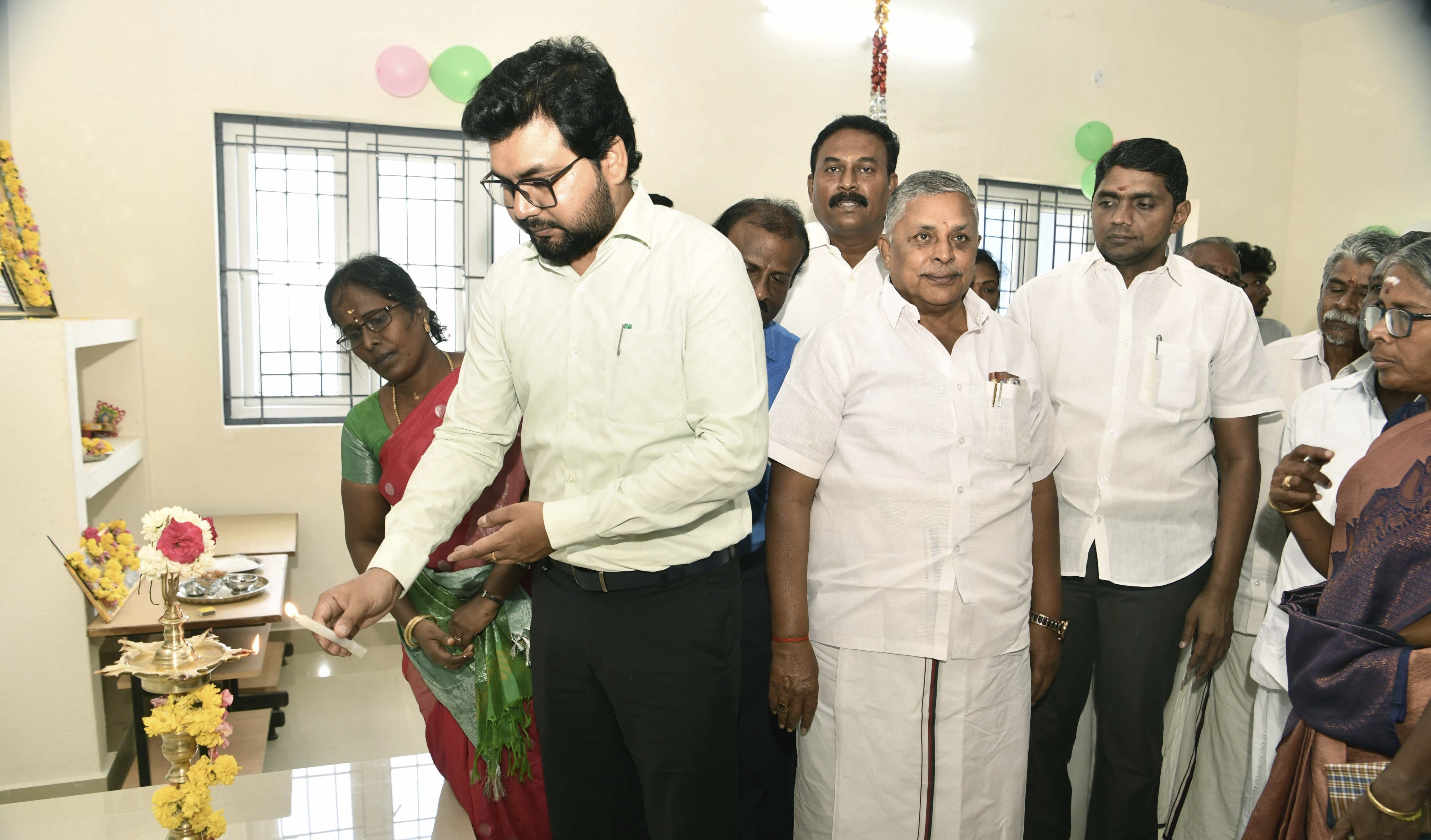 கூடுதல் வகுப்பறைகளை காணொளி மூலம் திறந்து வைத்த முதல்வர்..!! குத்துவிளக்கு ஏற்றிய கலெக்டர் ரஞ்சித் சிங்...!!!