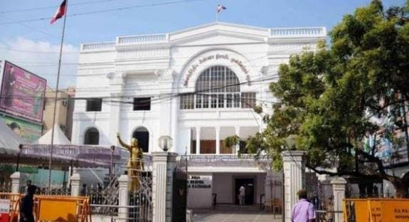 தேனி அதிமுக  மகளிர் அணி நிர்வாகிகள் நீக்கம்  - பின்னணி  :
