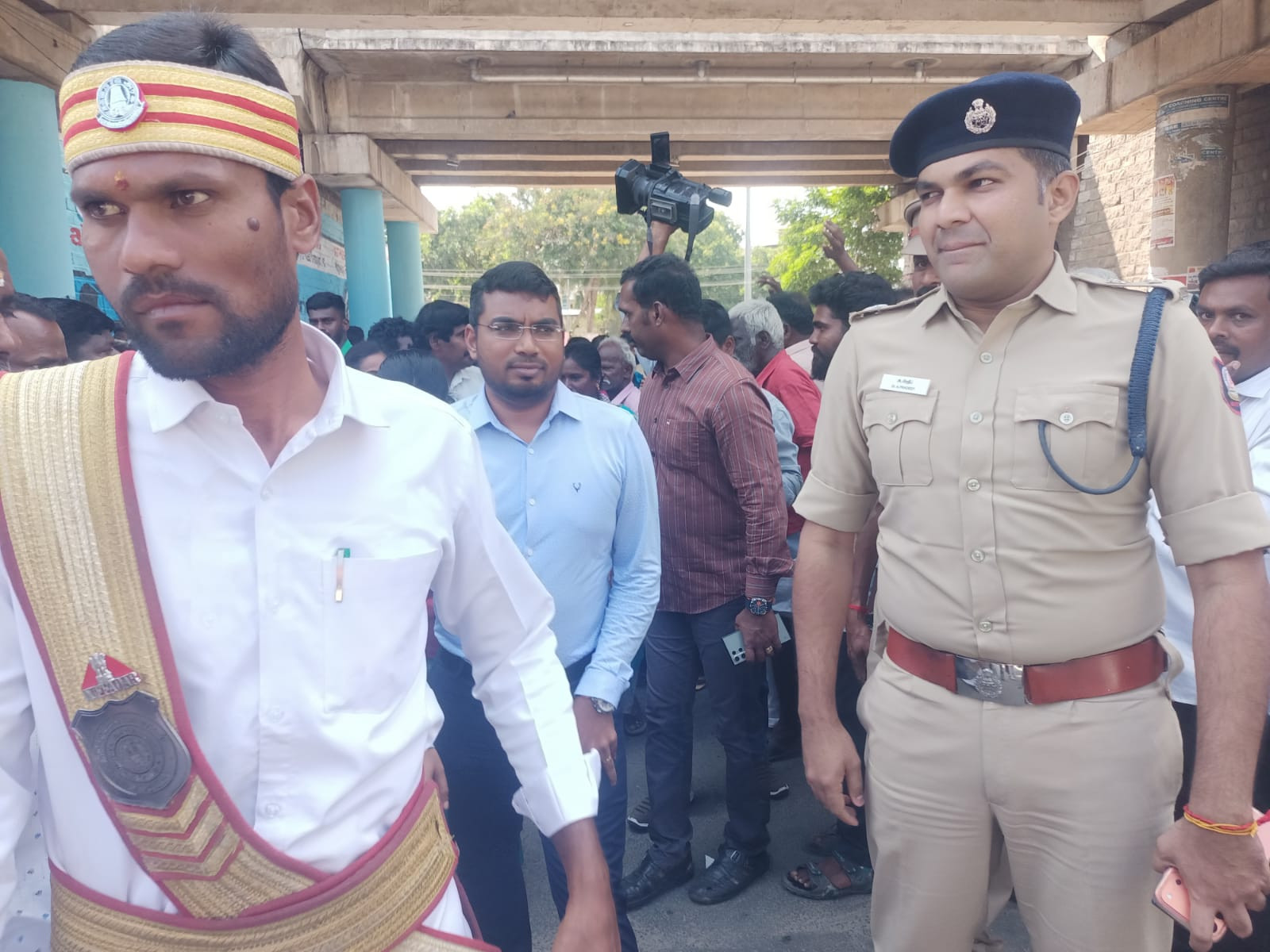 திண்டுக்கல்லில் திடீர் ஆர்ப்பாட்டம்....! கலெக்டர், எஸ்.பி. செய்த செயல்...! மக்கள் வரவேற்பு...!