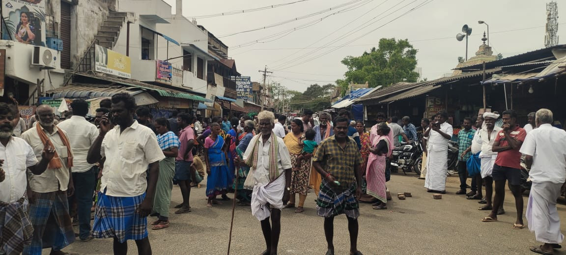 அரிவாள் வெட்டு...! பொதுமக்கள் சாலை மறியல்..! பலத்த போலீஸ் பாதுகாப்பு...!