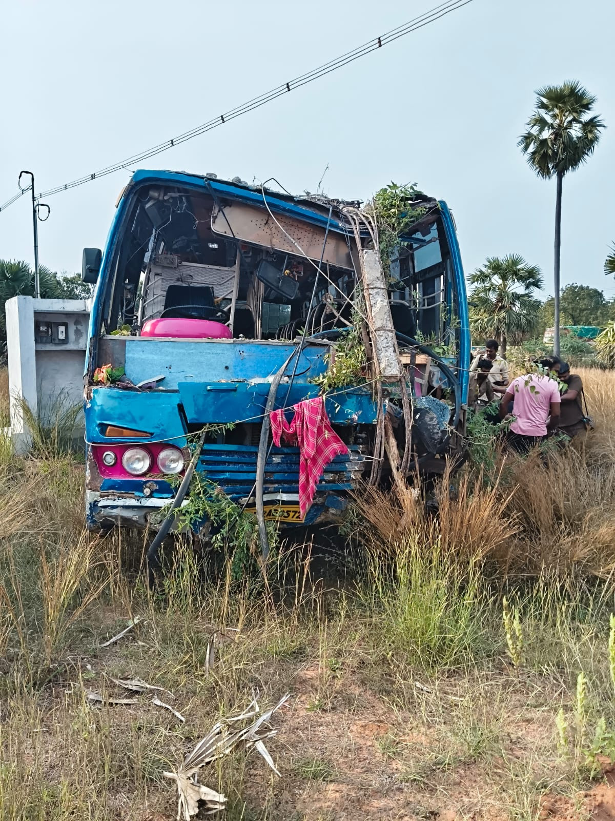 பெரும் அசம்பாவிதம் தவிர்ப்பு...! கட்டுப்பாட்டை இழந்த தனியார் பேருந்து..! 10 பேர் காயம்..!