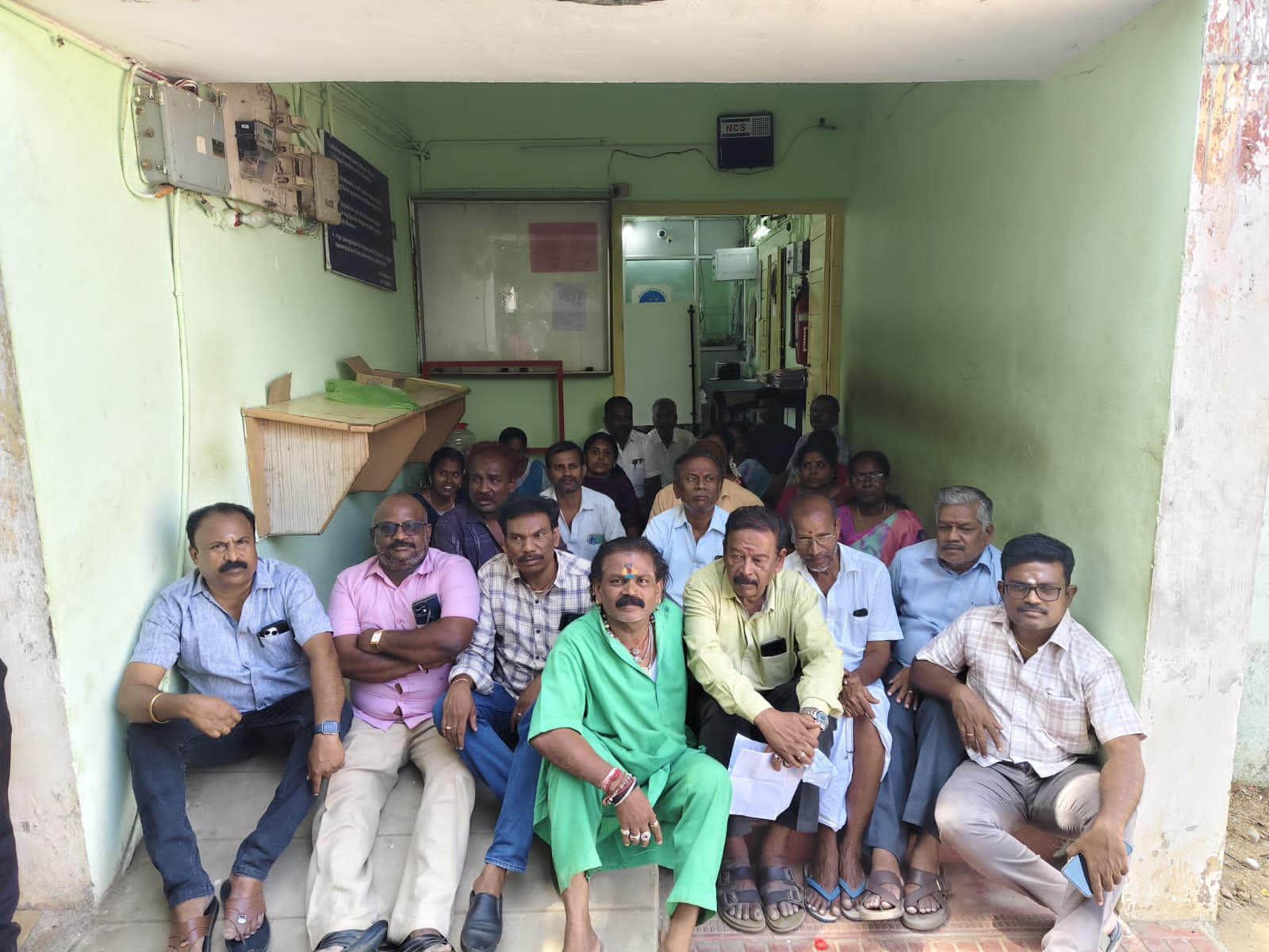 சார்பதிவாளர் அலுவலகத்தை முற்றுகையிட்டுப் போராட்டம்...! ஸ்தம்பித்தது பத்திரப் பதிவு...!