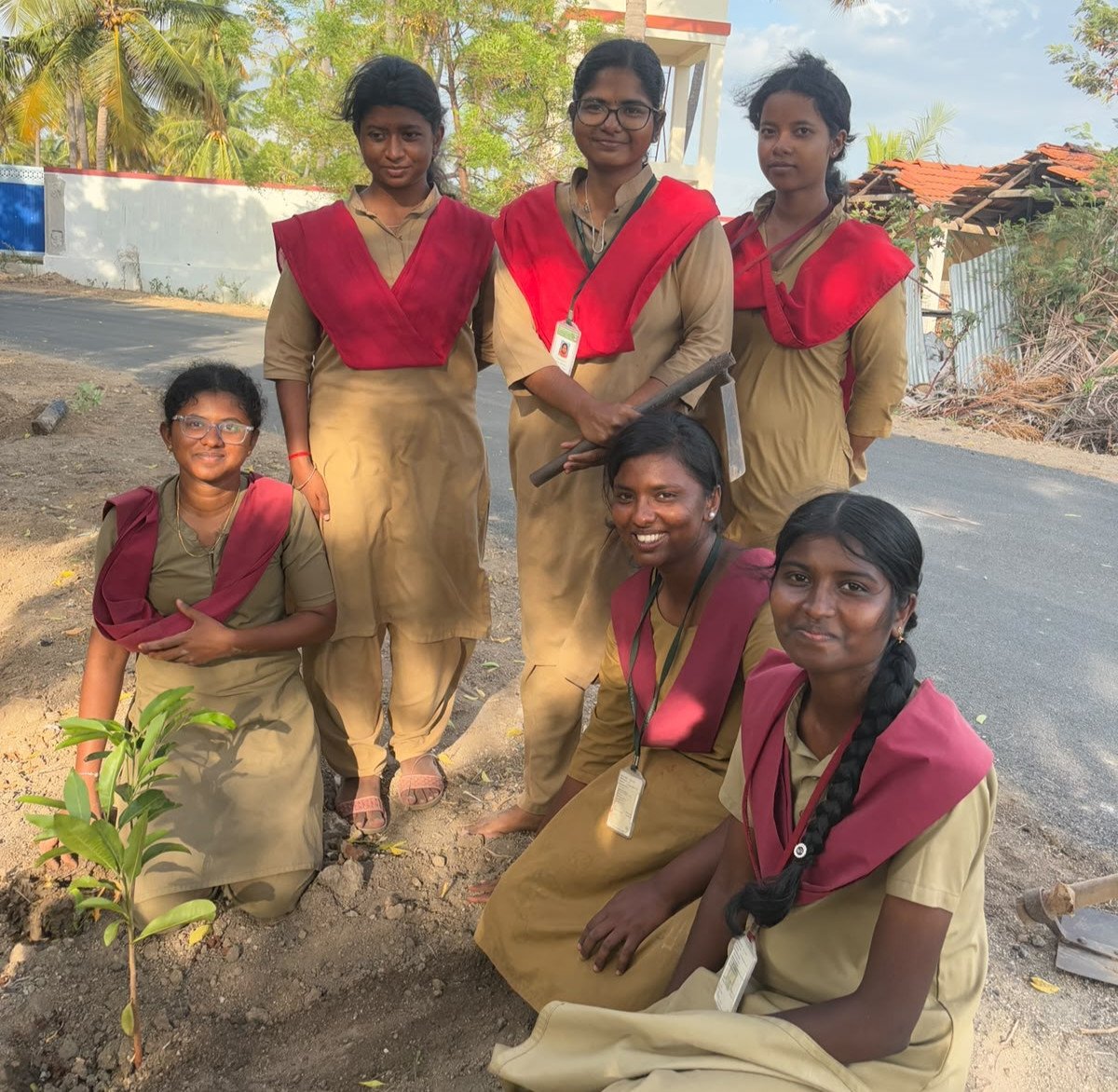 ஈரோடு மாவட்டத்தில் விவசாயிகளின் இல்லங்களில் மரக்கன்றுகள் நடவு....!!!!