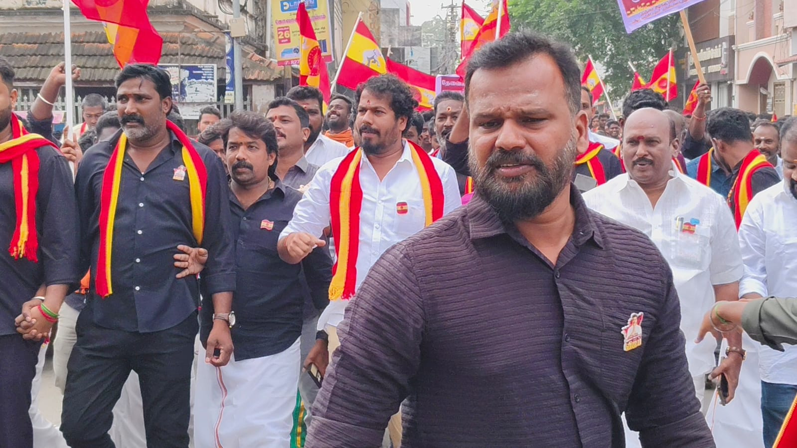 மதுபான பார் அகற்றக் கோரி த வெ க வினர் போராட்டம்...!!!