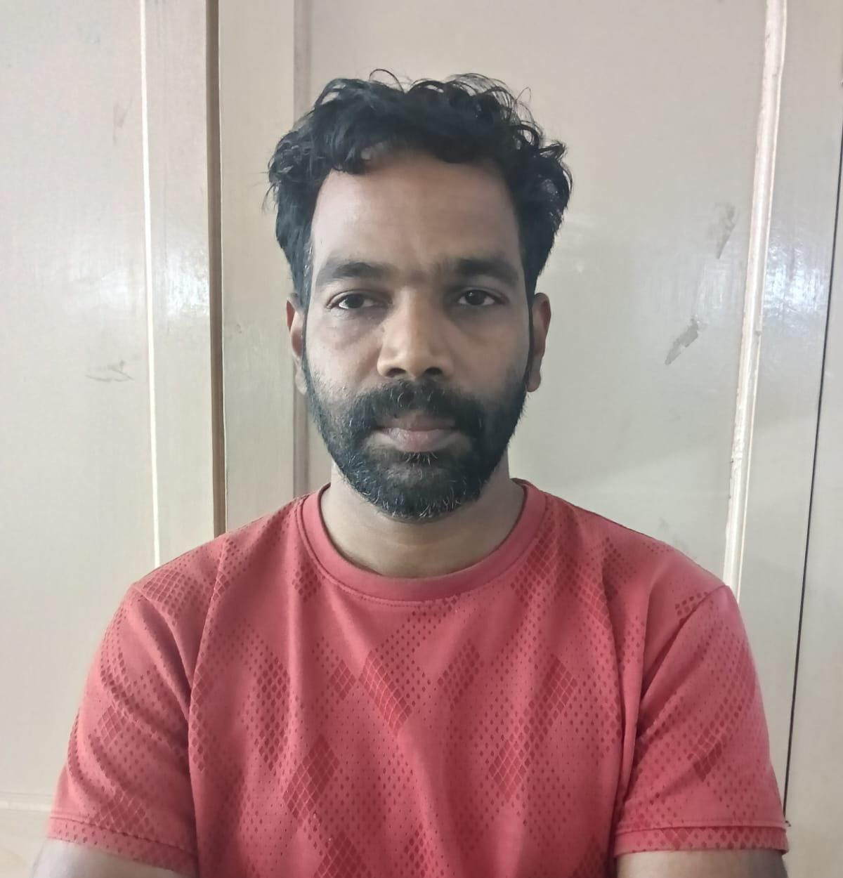 ஆபாச குறுஞ்செய்தி - இளைஞர் அதிரடி கைது -   S P. பாராட்டு  ;