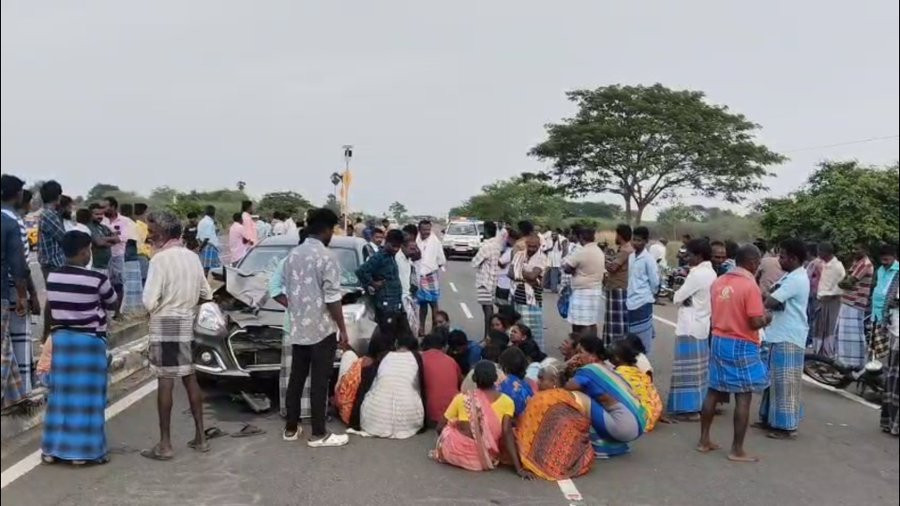 கரும்பு வெட்டும் தொழிலாளர்கள் உயிரிழப்பு...! திடீர் சாலை மறியல்...!