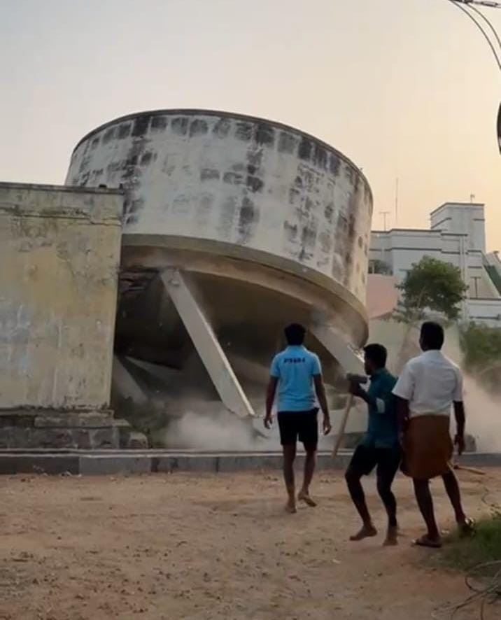 நீர் தேக்க தொட்டி இடிப்பு  - வீடு சேதம் - மாநகராட்சி கைவிரிப்பு - தவிக்கும் உரிமையாளர் ;