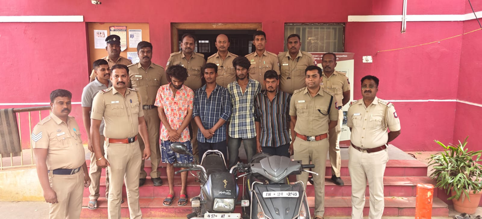 பழநியில் பயங்கரம்...! 4 பேர் கைது...! இருசக்கர வாகனம் பறிமுதல்...!