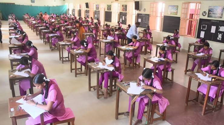  தமிழகத்தில் 10 ம் வகுப்பு பொதுத்தேர்வு தொடக்கம் :