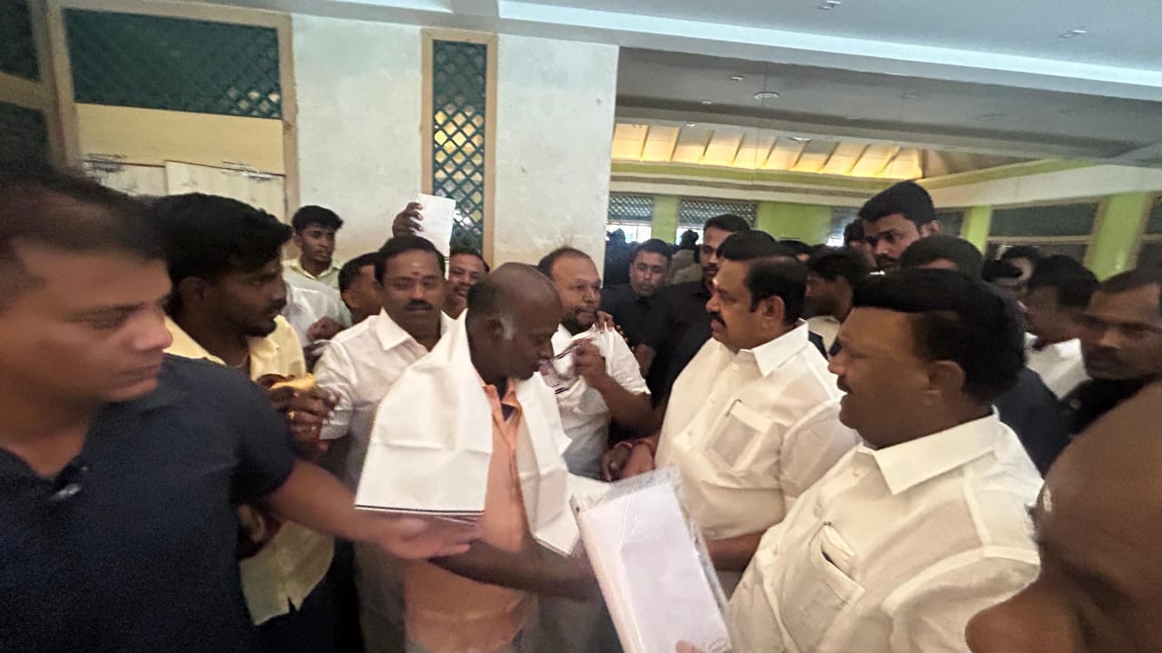 தி.மு.க.விலிருந்து விலகி...! அ.தி.மு.க.வில் இணைந்த முக்கிய நிர்வாகிகள்..! திடீர் திருப்பம்...!