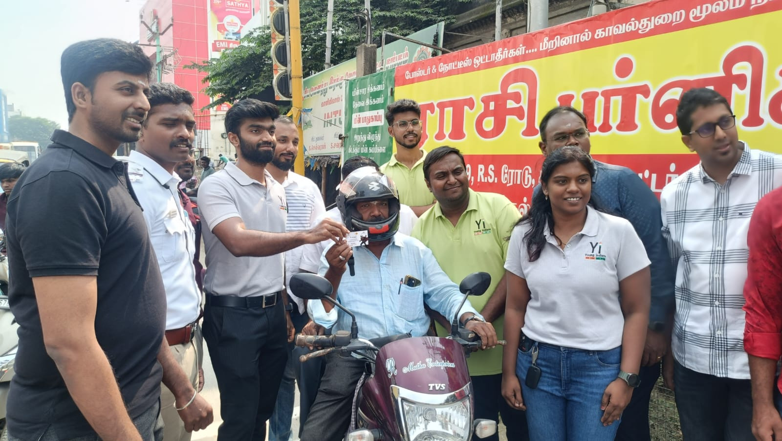 திண்டுக்கல்லில் விதிமுறைகளை மதித்த வாகன ஓட்டிகளுக்கு...! போலீசார் சர்ப்ரைஸ்...!