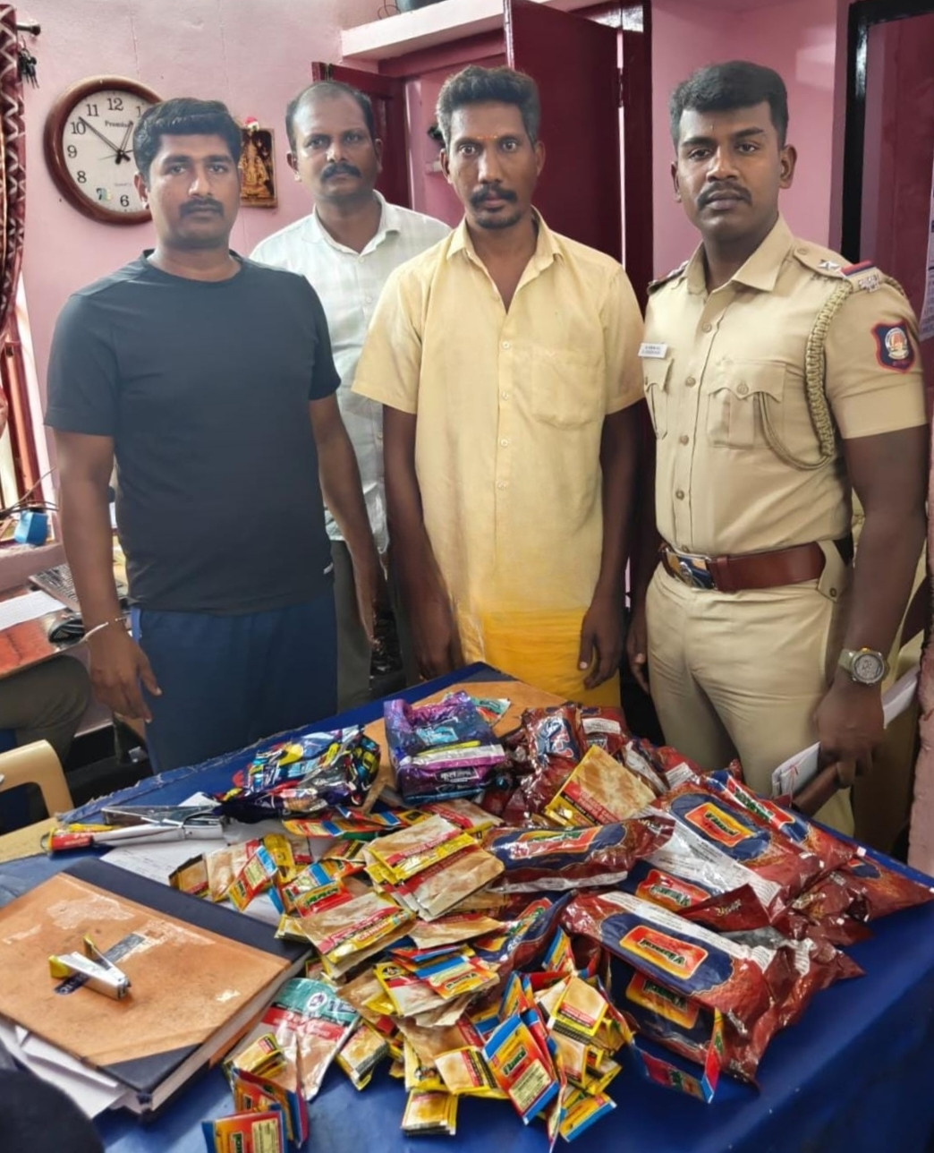 வீட்டில் குட்கா...! போலீஸ் அதிரடி பறிமுதல்...! கைது....!