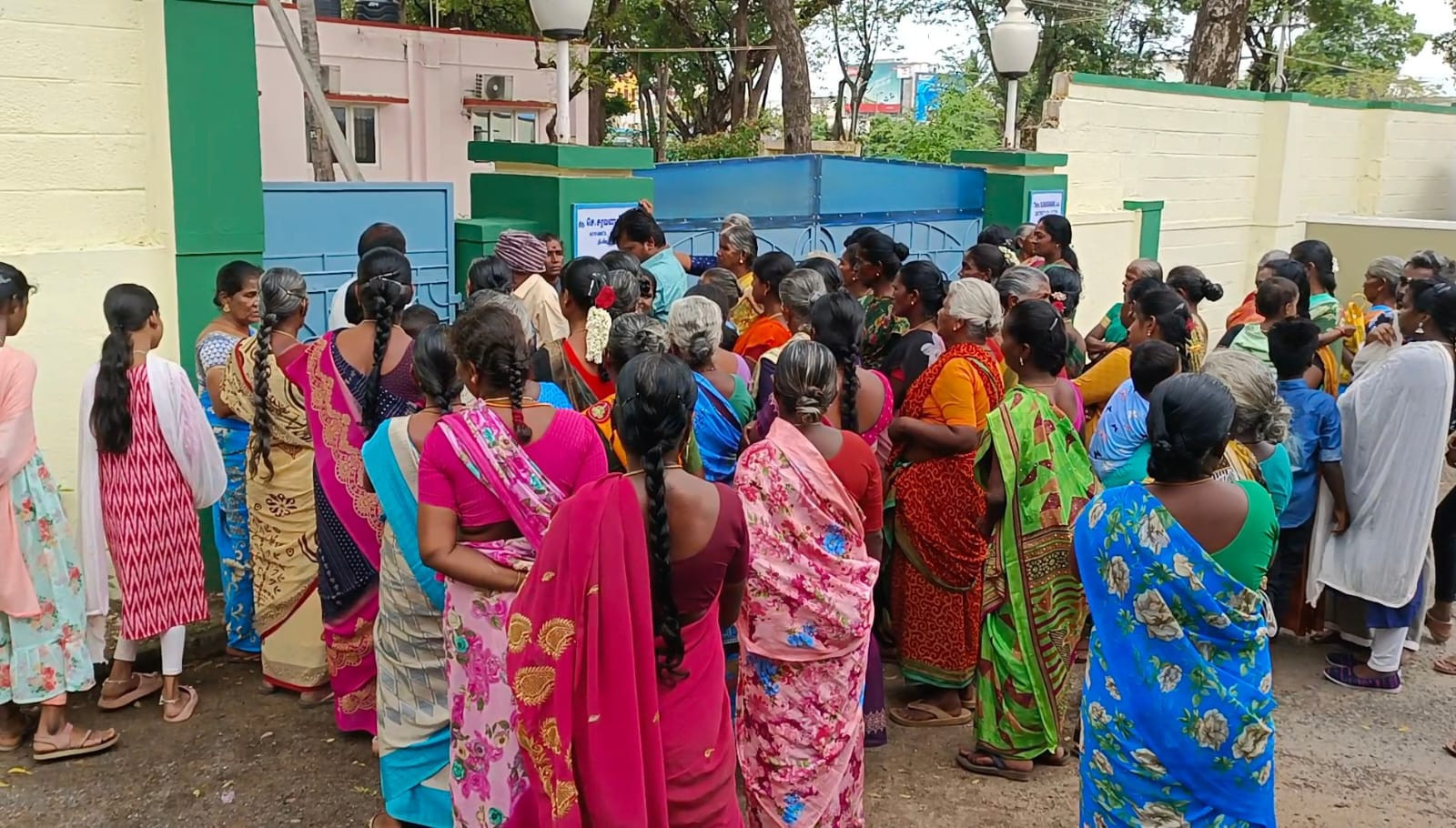 ஆட்சியர் அலுவலகத்தை மக்கள் முற்றுகையிட்டதால் பரபரப்பு...!