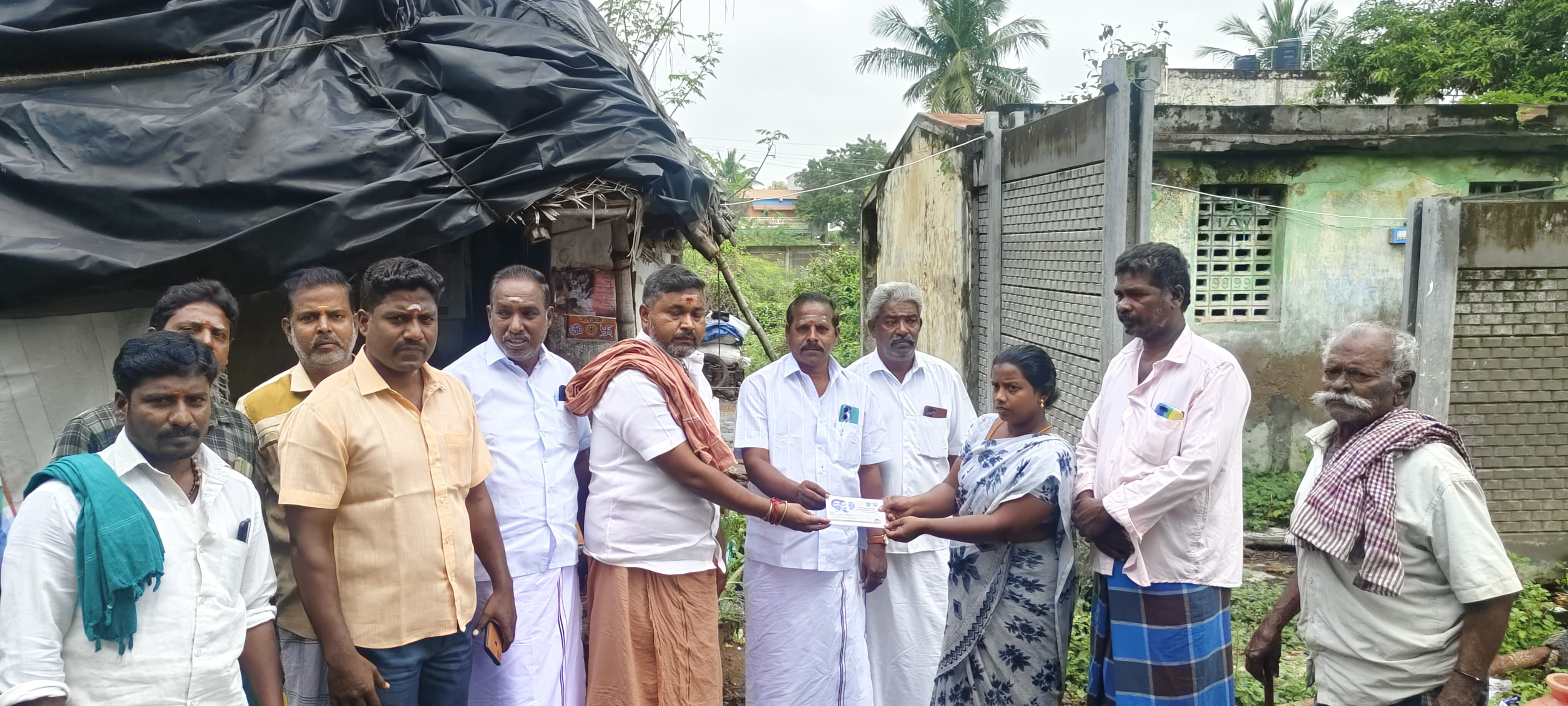 கும்பகோணத்தில் உதவி கரம் நீட்டிய அதிமுகவினர்...!!!!