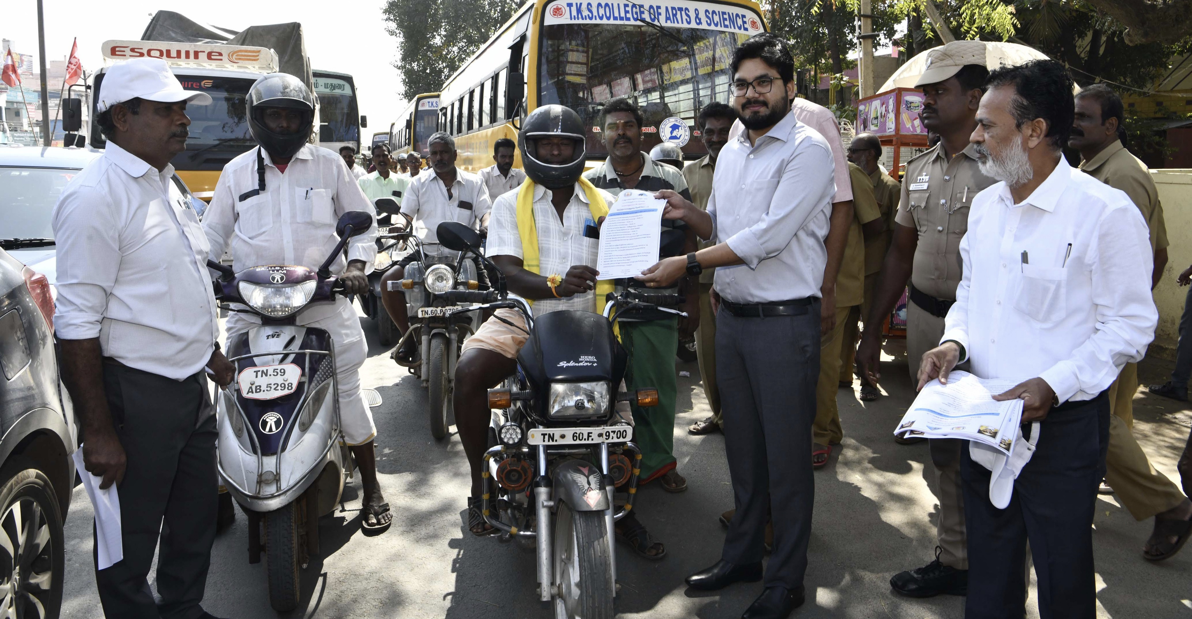 தேசிய சாலை பாதுகாப்புகளால் மாத விழிப்புணர்வு பேரணி....!!!!