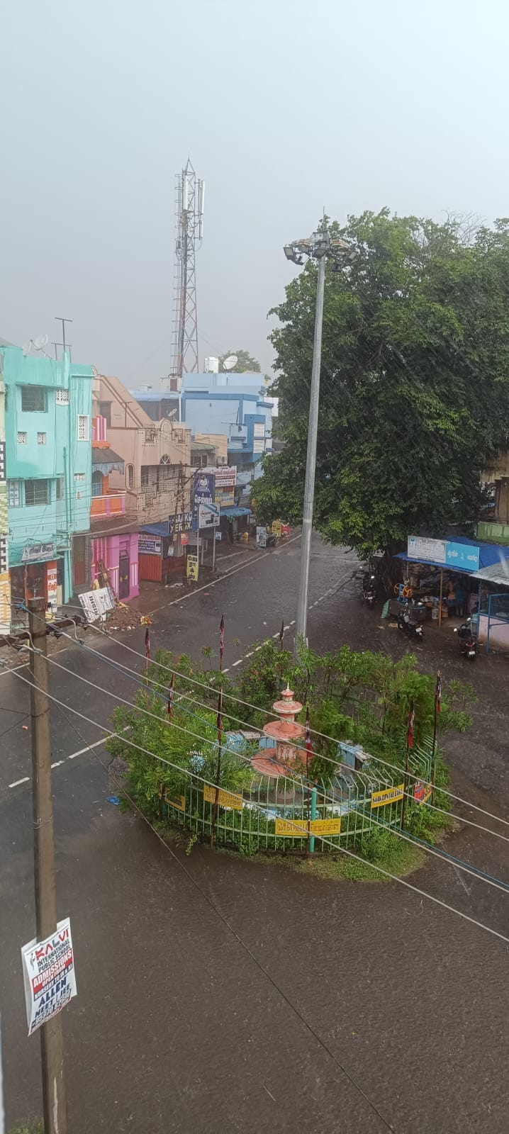 அரை மணி நேரத்திற்கு மேலாக பலத்த மழை...! விவசாயிகள் மகிழ்ச்சி...!