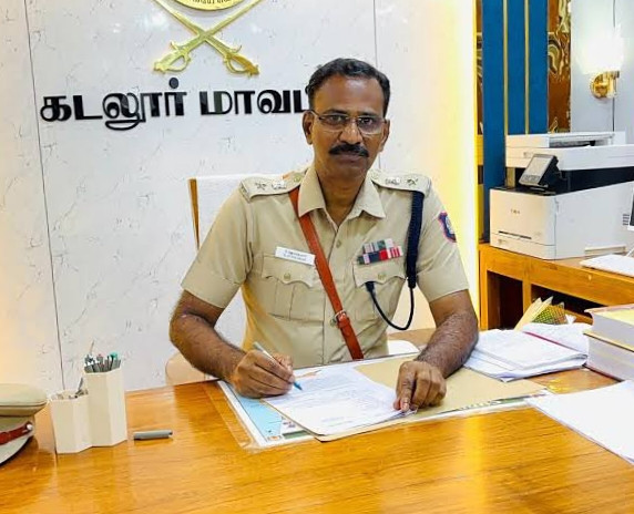 தாயைச் சுட்ட மகன் கைது...! 2 காவலர்கள் ஆயுதப்படைக்கு மாற்றம்..!