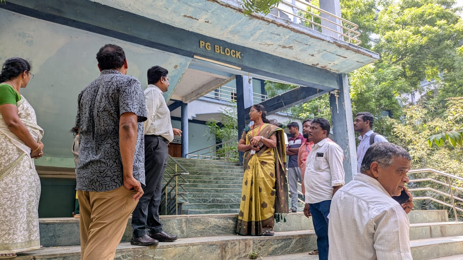 கல்லூரி கேண்டினில் சுகாதாரக் கேடு - 15க்கும் மேற்பட்ட மாணவர்கள் ஆஸ்பத்திரியில் அனுமதி  ;