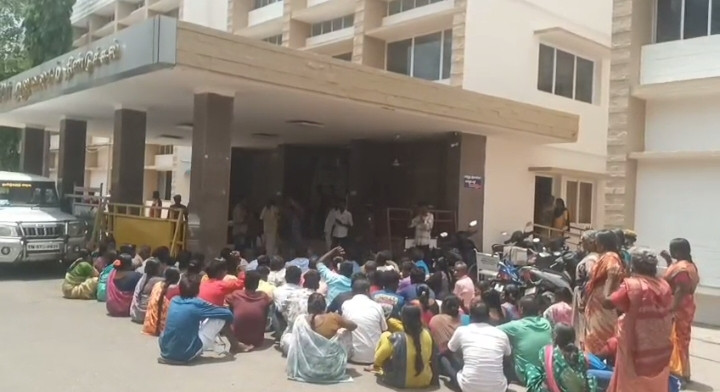 மக்கள் குறைதீர்க்கும் நாள்..! மாவட்ட ஆட்சியர் அலுவலகத்தில் பரபரப்பு...! 