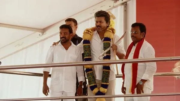  விஜய்க்கு மயில் தோகை மாலை ! மீண்டும் சர்ச்சையில் விஜய் !!   கைதாவாரா ....? 