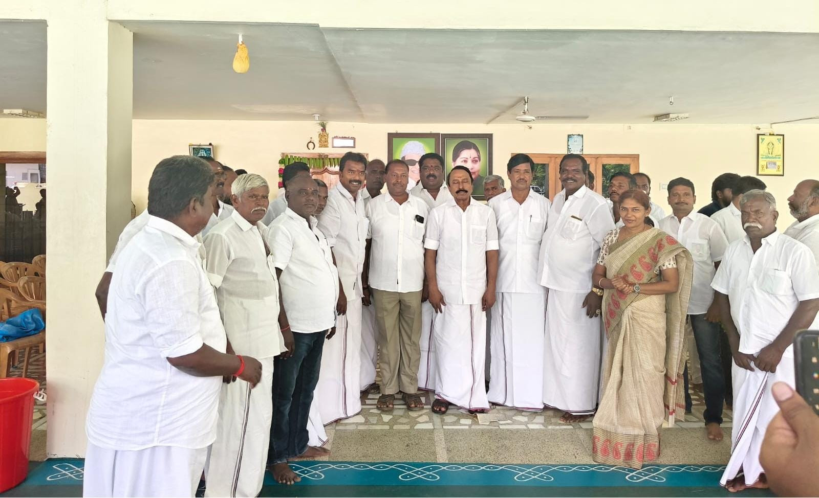 முன்னாள் அமைச்சர்...! ஓ.பி.எஸ். ஆதரவாளர்கள் சந்திப்பு...! புதிய சர்ச்சை...!